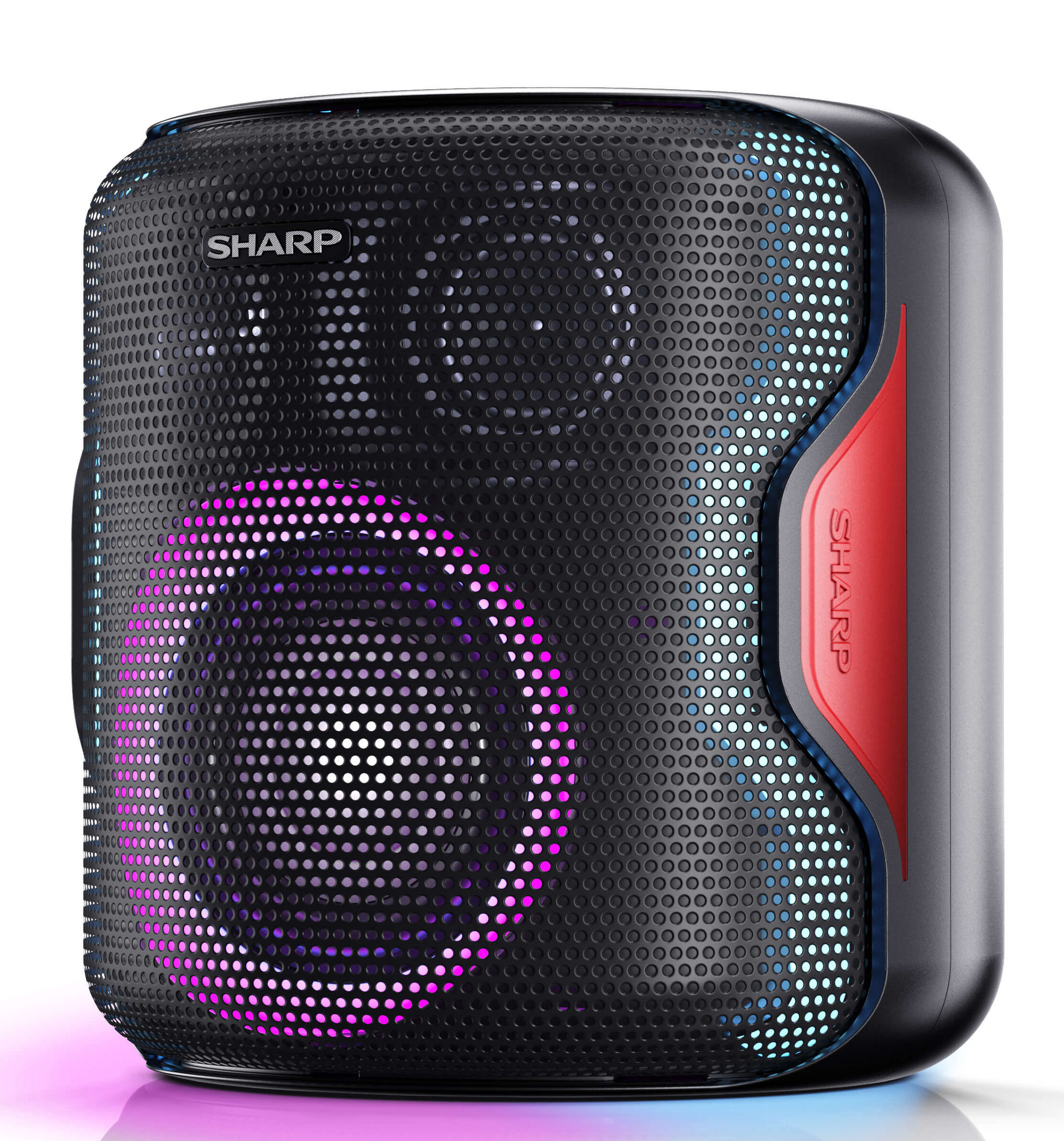 Czarny głośnik Sharp z perforowanym przodem. Ma czerwony panel boczny z logo Sharp. Widoczne różowe i niebieskie światła.