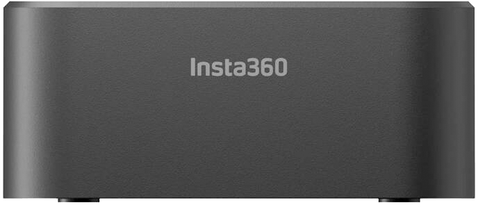Sötétszürke Insta360 eszköz. A logó az elején van nyomtatva. A készülék lekerekített élekkel és kis lábakkal rendelkezik.