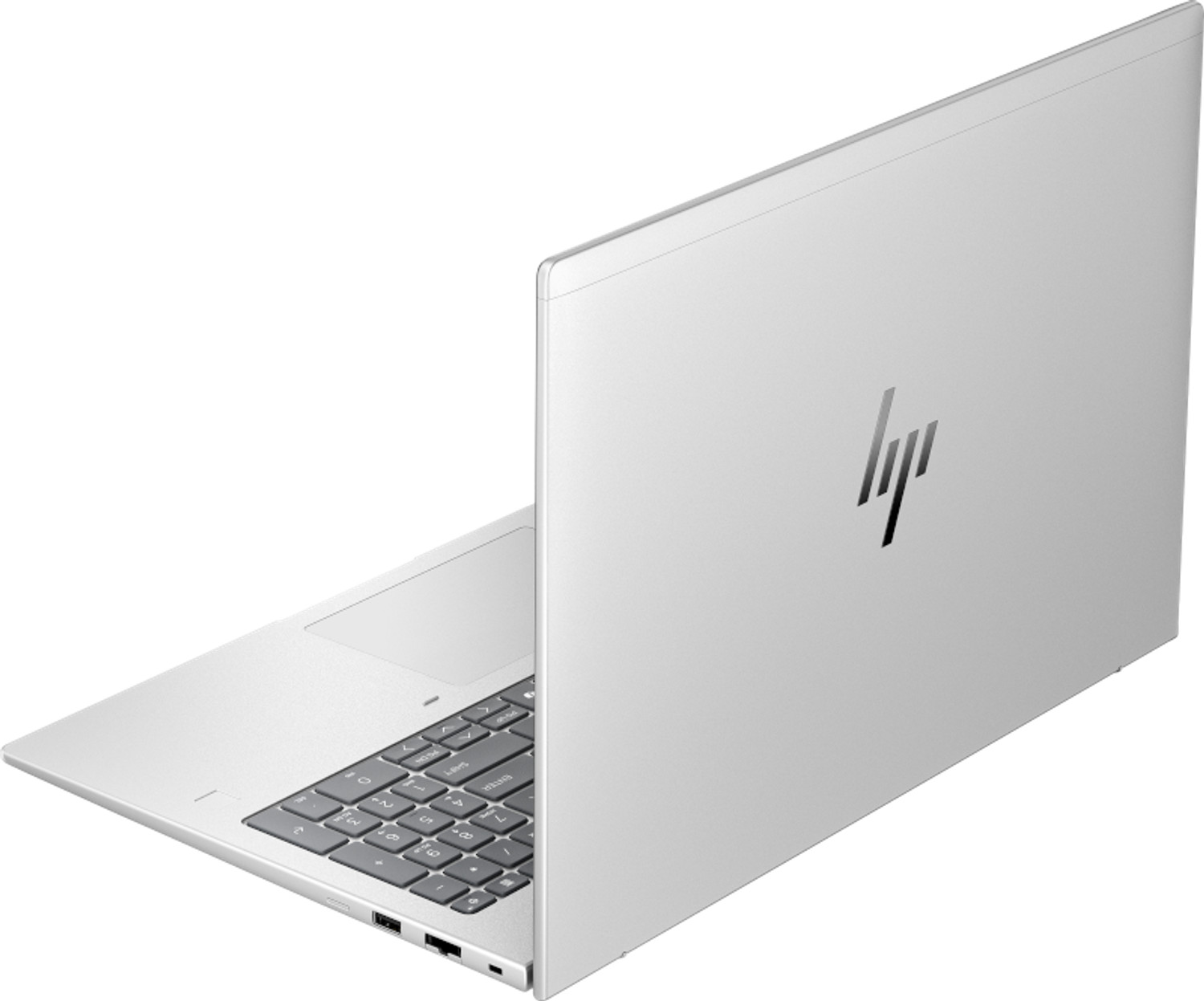 Ein silberner HP-Laptop ist leicht geöffnet und zeigt die Tastatur und das Trackpad. Das HP-Logo befindet sich auf der Rückseite des Bildschirms. Weißer Hintergrund.