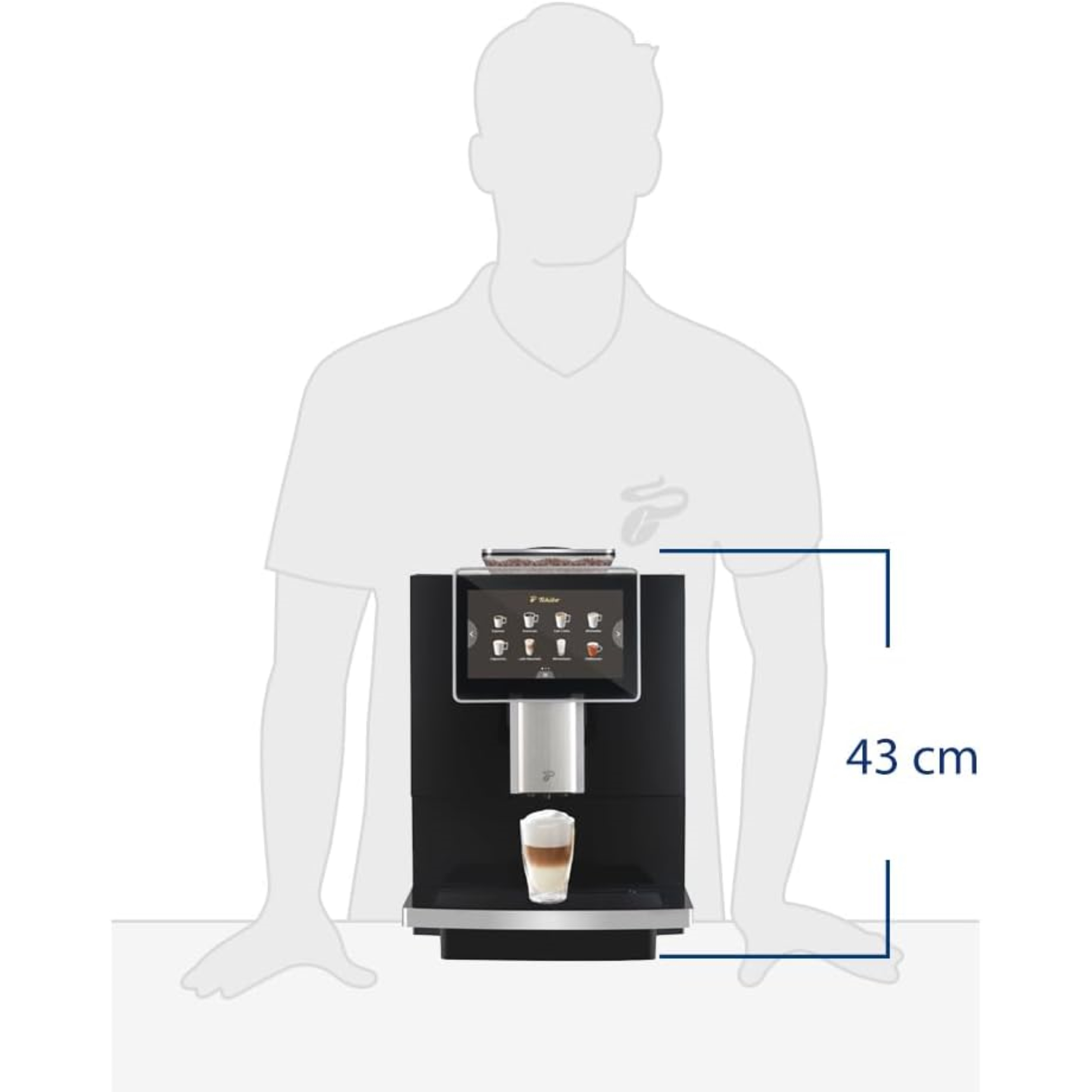 Eine Kaffeemaschine steht vor einer Personenumriss. Unten ist eine Tasse Kaffee. Sie ist 43 cm hoch.