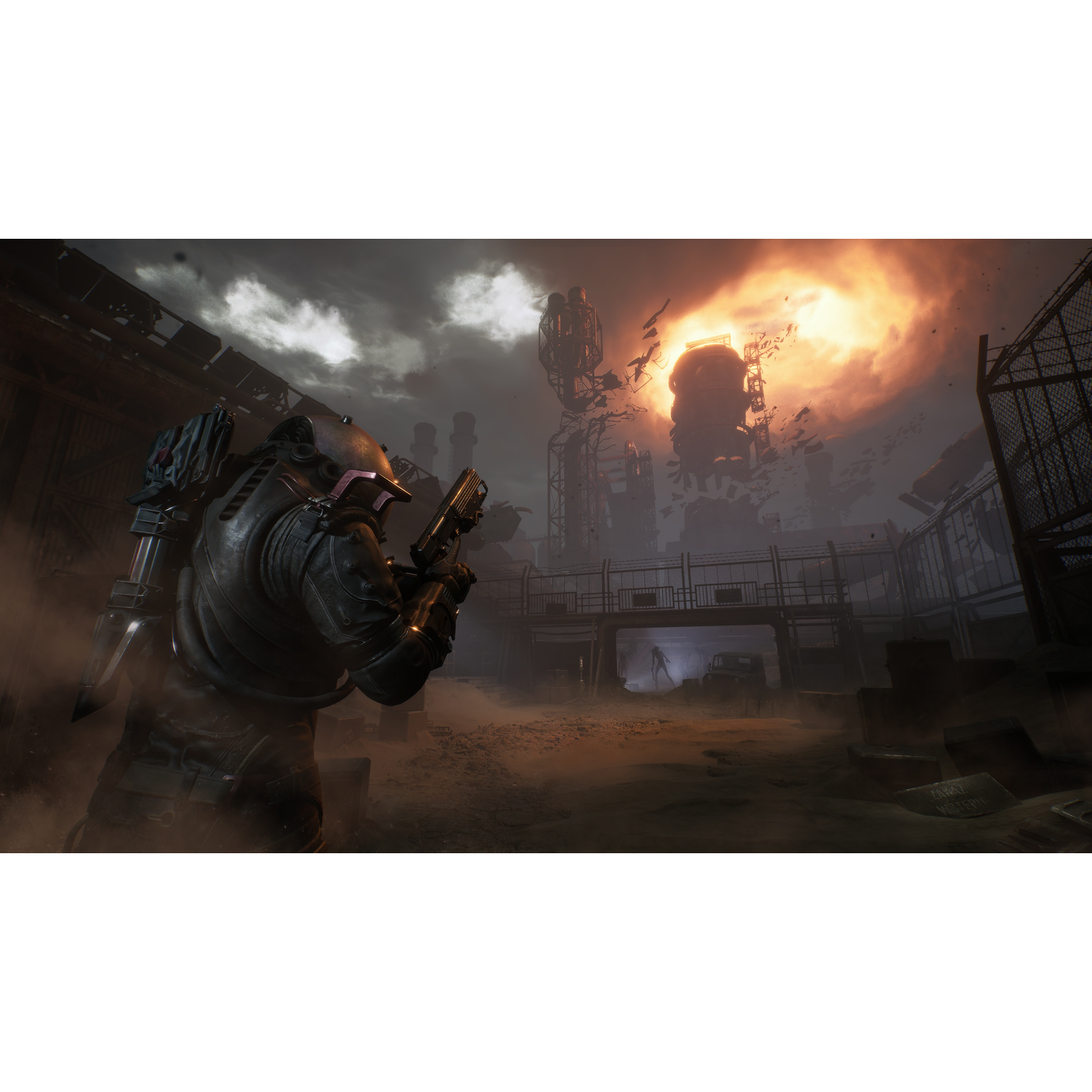 Un soldat en armure sombre vise avec une arme dans une scène de guerre. Explosions et structures remplissent le fond.
