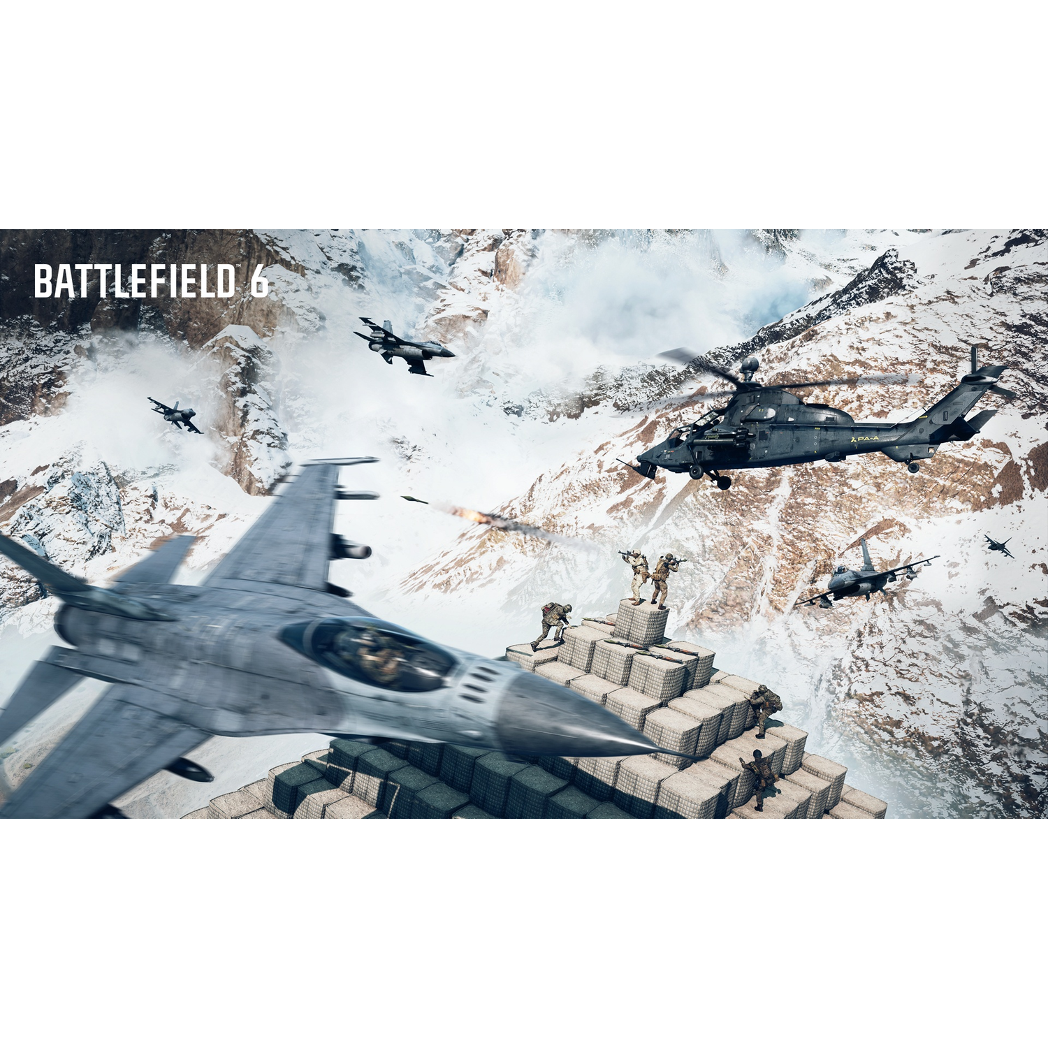Een vliegtuig vliegt over een besneeuwde bergketen. Soldaten staan op gestapelde zandzakken. Vliegtuigen en helikopter in de lucht.