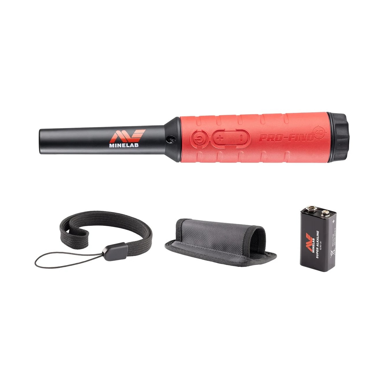 Un metal detector con manico rosso ed estremità nera, un cinturino da polso, un astuccio e una batteria su sfondo bianco.