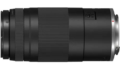 Czarny obiektyw Canon. Ma żebrowany uchwyt i srebrne mocowanie obiektywu.