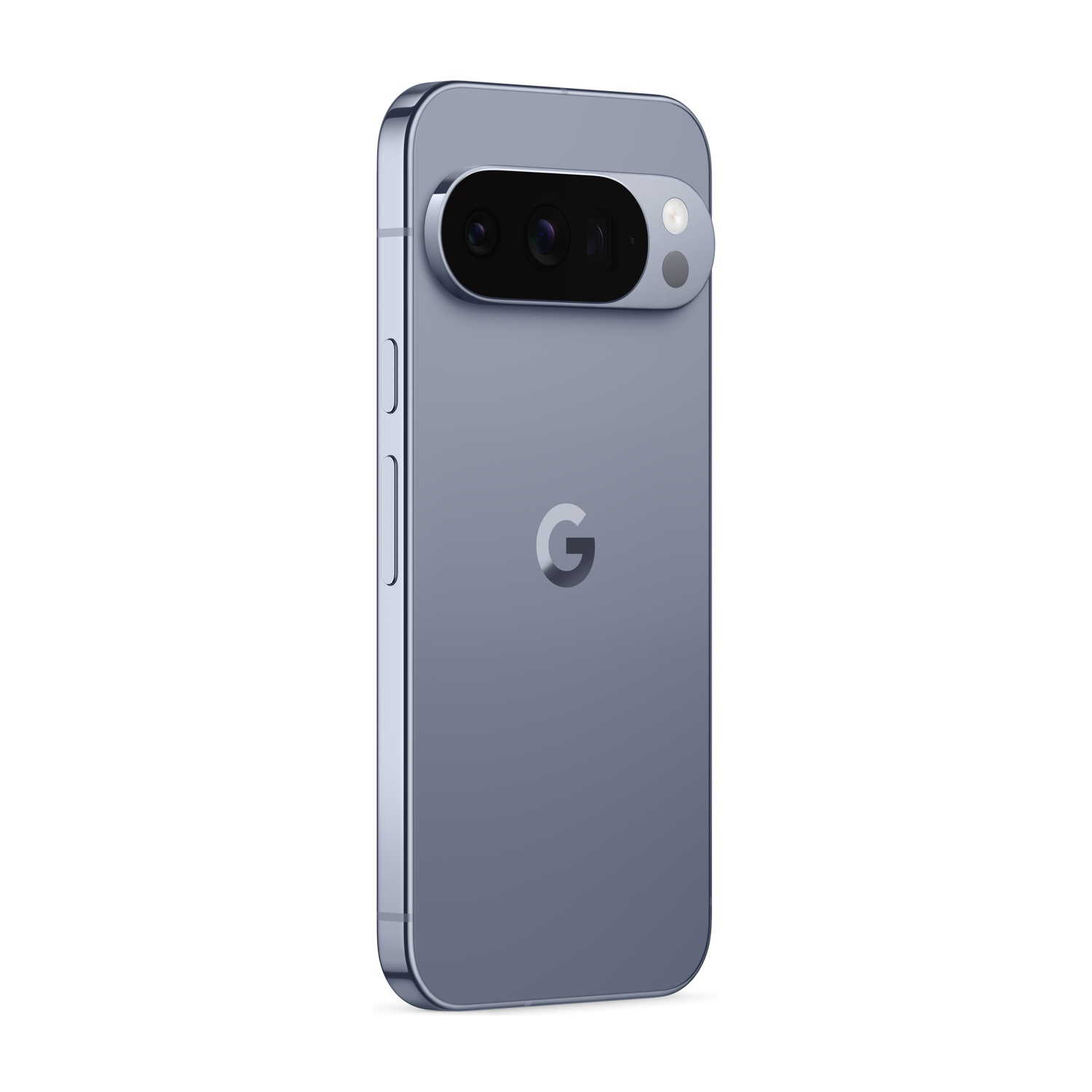 Viene mostrato il retro di un telefono Google Pixel blu. Ha una barra della fotocamera con lenti e un logo G. Su sfondo bianco.