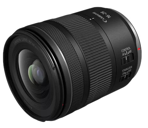 Czarny obiektyw Canon 16-28mm, widok pod kątem. Posiada przełączniki sterowania i oznaczenia obiektywu. Obiektyw na białym tle.