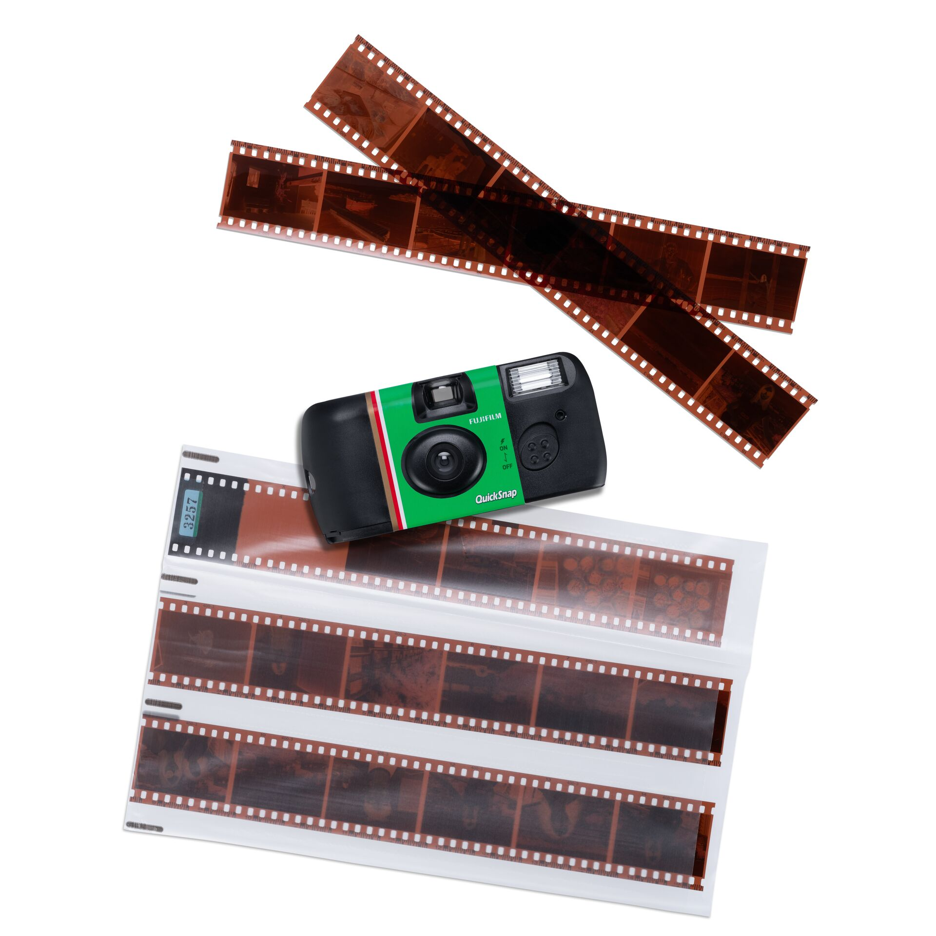 Eine schwarz-grüne Fujifilm QuickSnap Kamera mit Filmstreifen auf weißem Hintergrund.