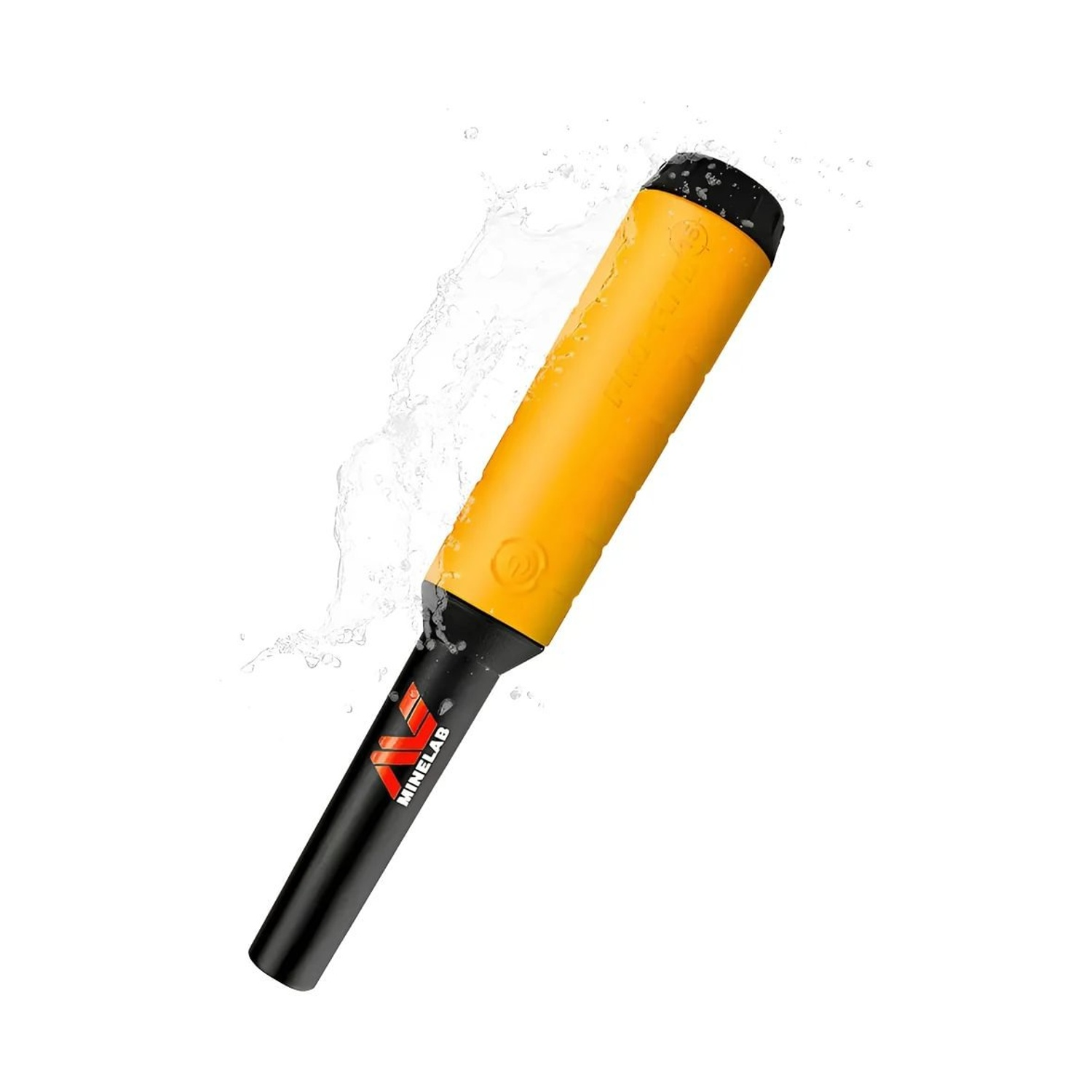 Metal detector giallo con manico e punta neri, acqua che schizza intorno, sfondo bianco. Logo Minelab visibile.