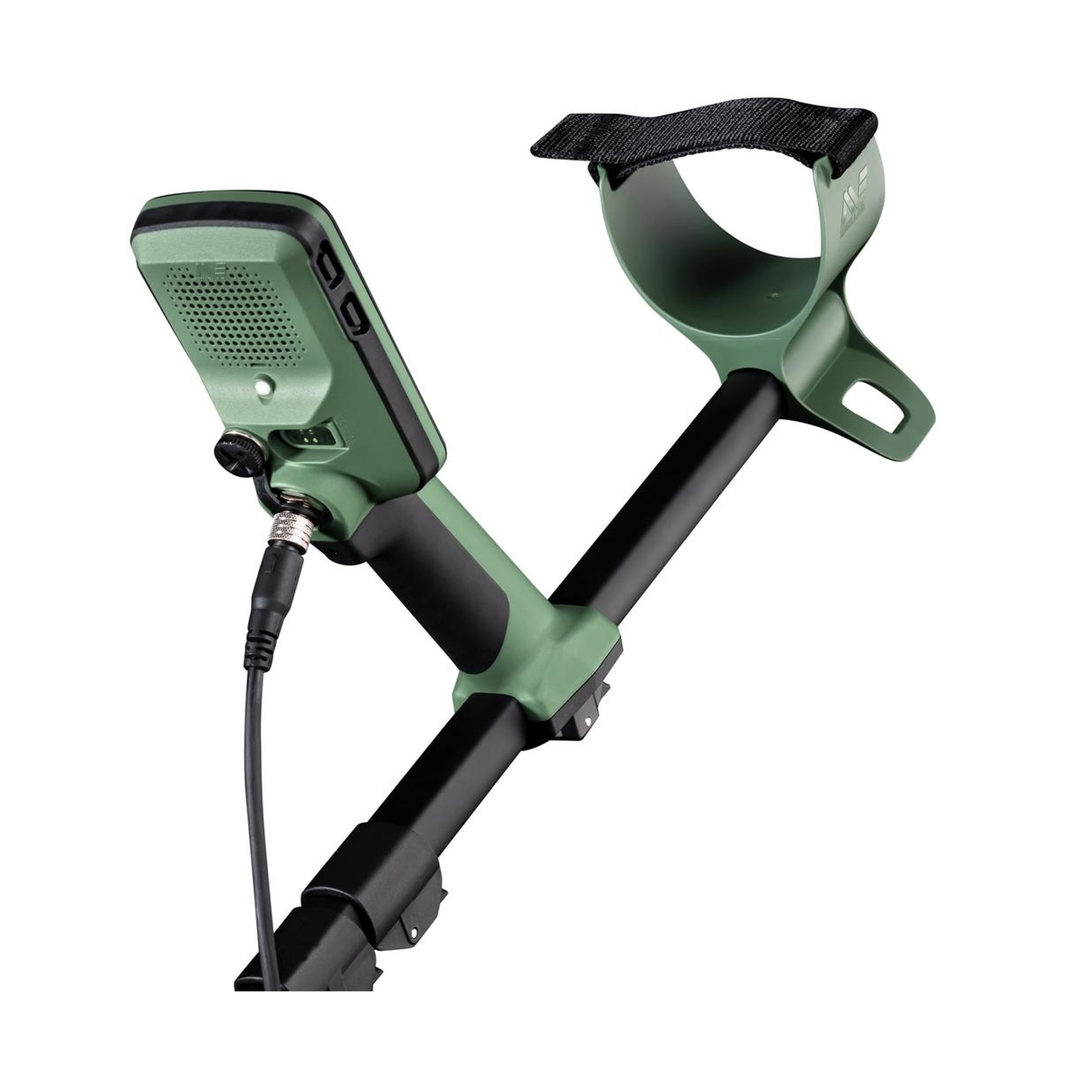 Metal detector verde con dettagli neri. Ha un'impugnatura, un pannello di controllo e un cavo. L'impugnatura ha un cinturino nero.