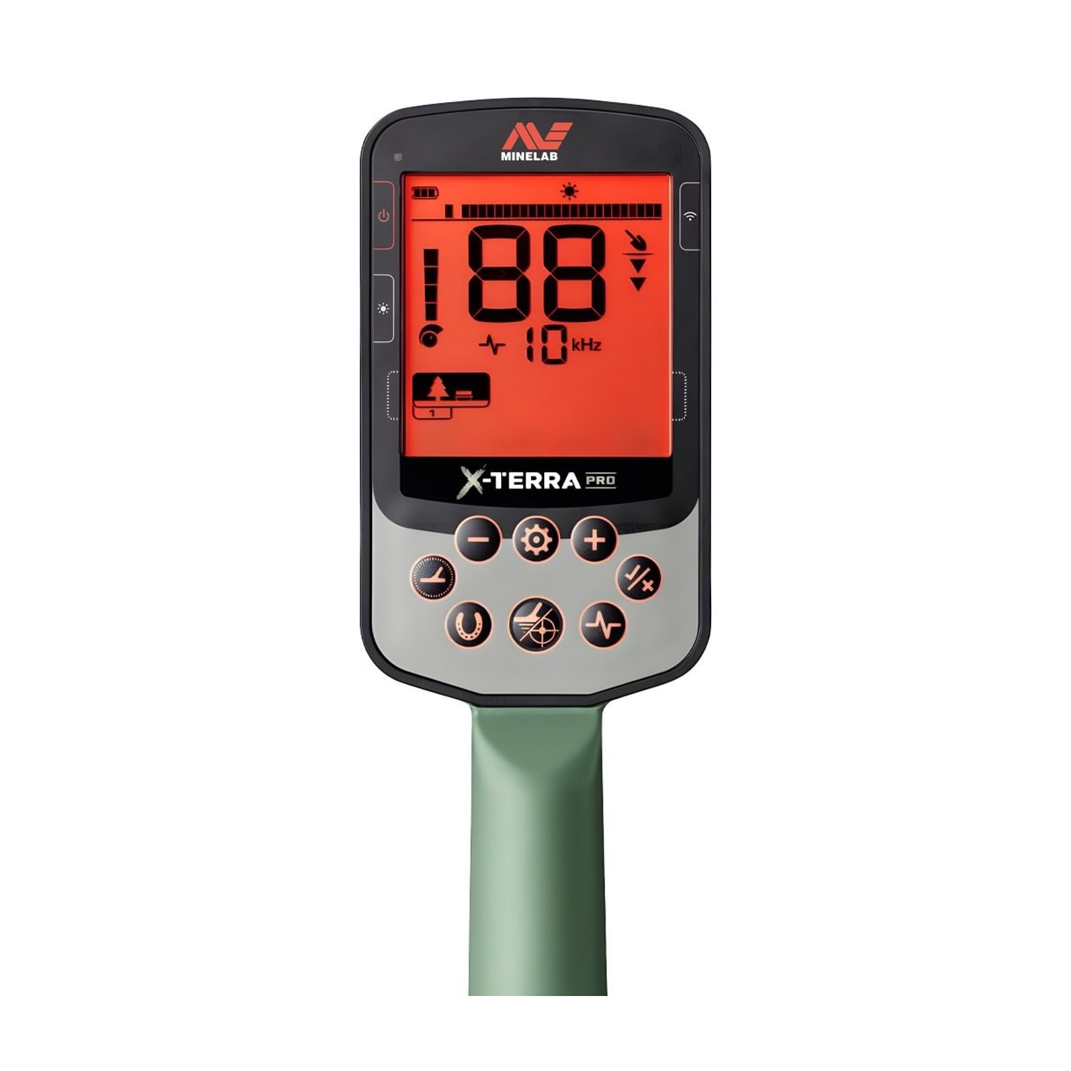 Un metal detector Minelab X-TERRA PRO. Nero e grigio con display rosso che mostra 188 e 10 kHz. Manico verde.