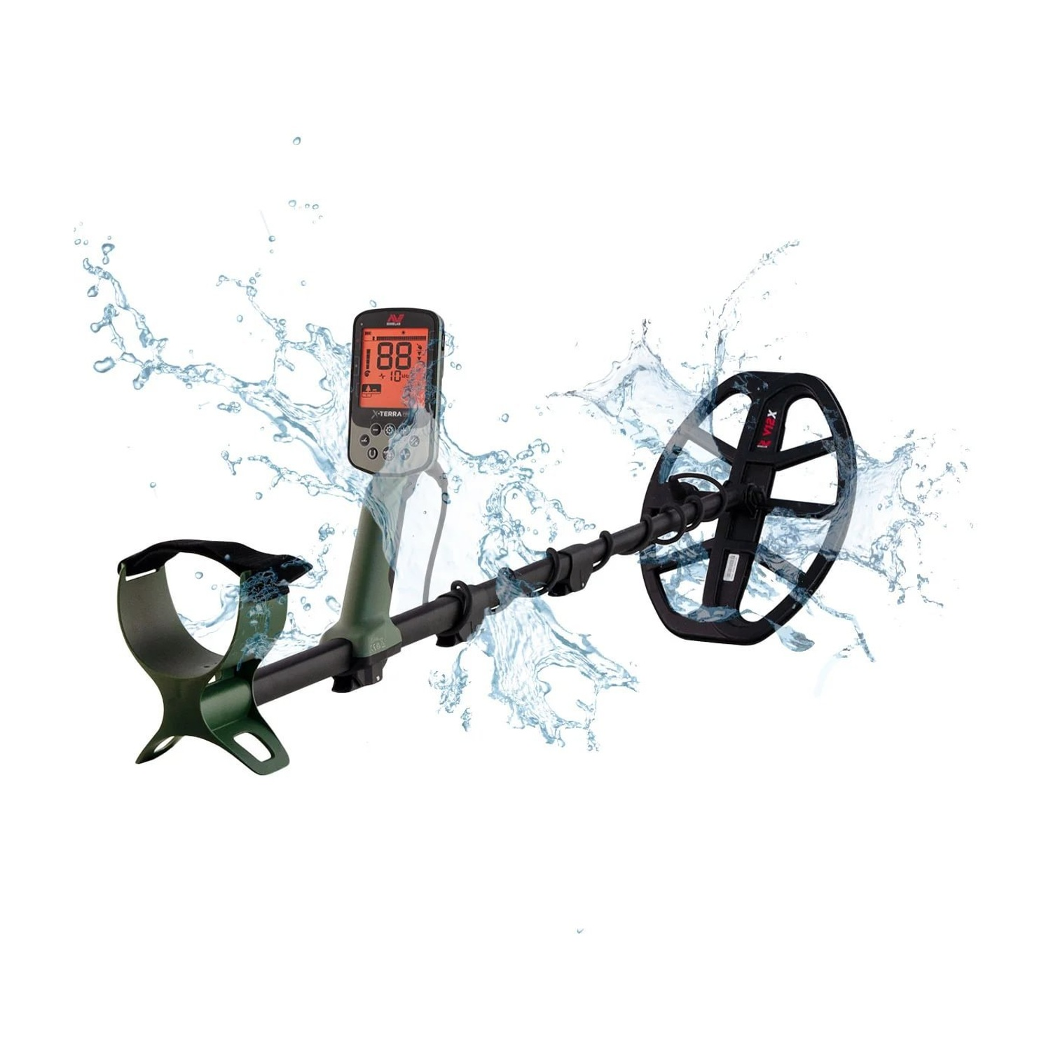 Un metal detector con display digitale viene spruzzato con acqua. Il metal detector è nero e verde, con una bobina di ricerca nera.