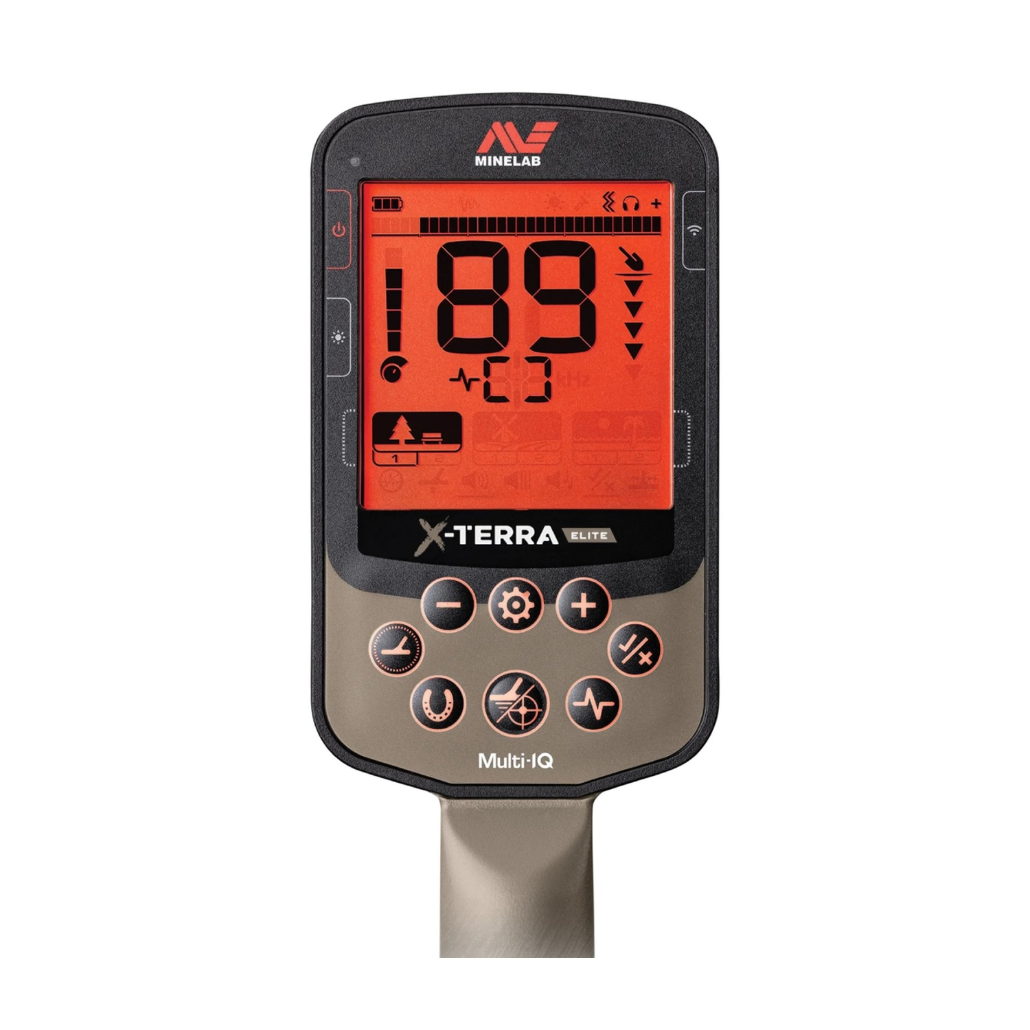Un metal detector con corpo nero e marrone, display arancione con numeri e icone, e pulsanti sotto lo schermo.