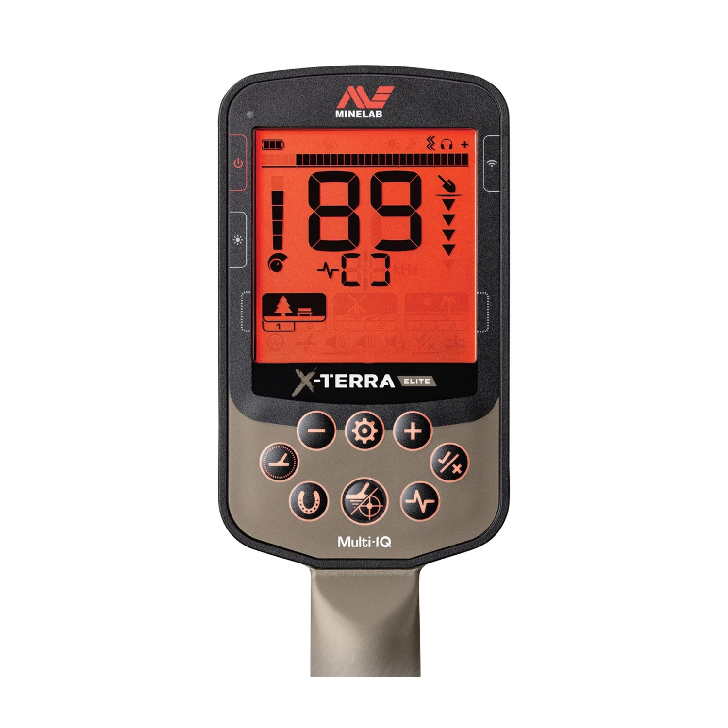 Un metal detector Minelab nero e marrone con uno schermo digitale arancione che mostra numeri e icone. I pulsanti sono sotto lo schermo.