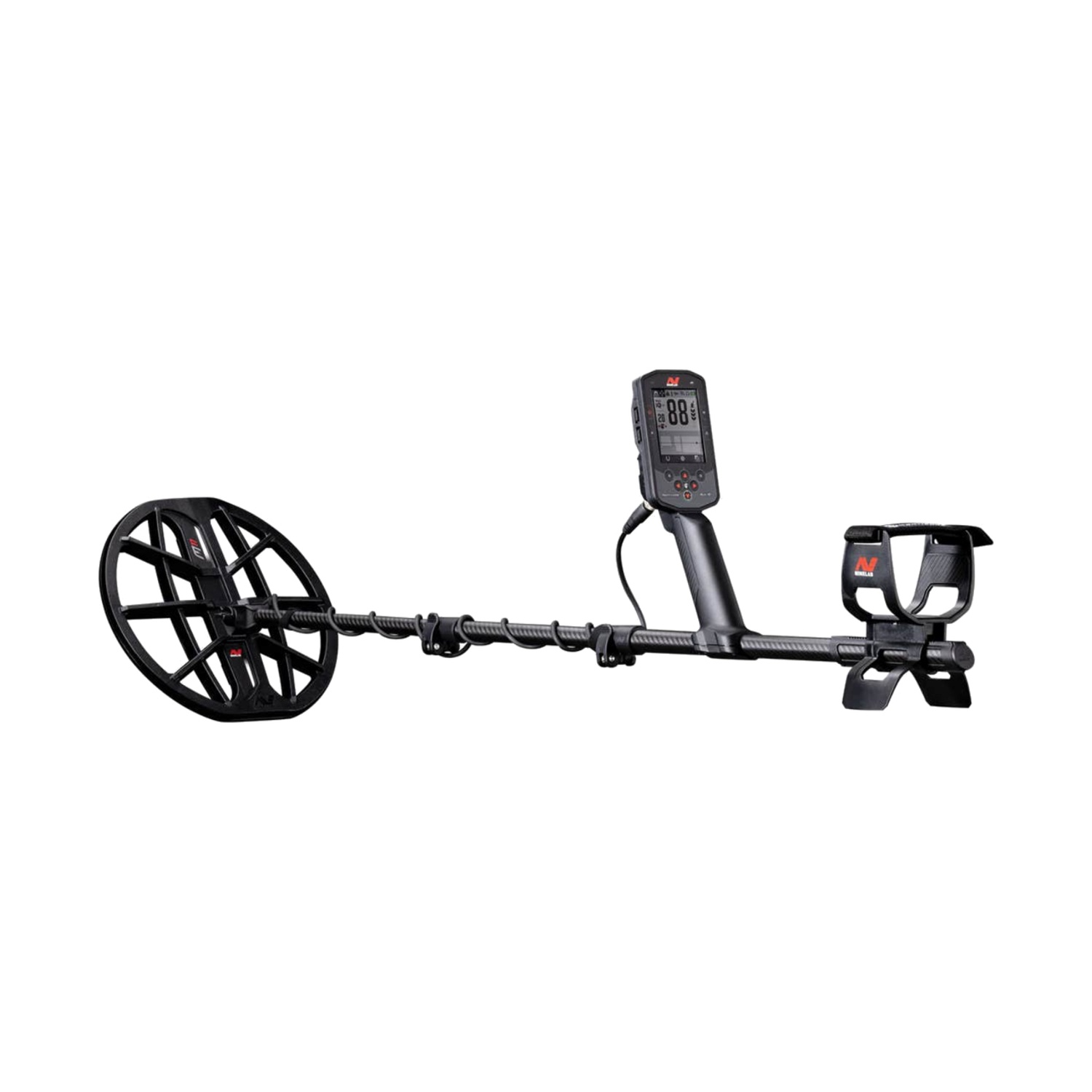Un metal detector nero è orizzontale. Ha una grande bobina di ricerca, un pannello di controllo e un'impugnatura. Lo sfondo è bianco.