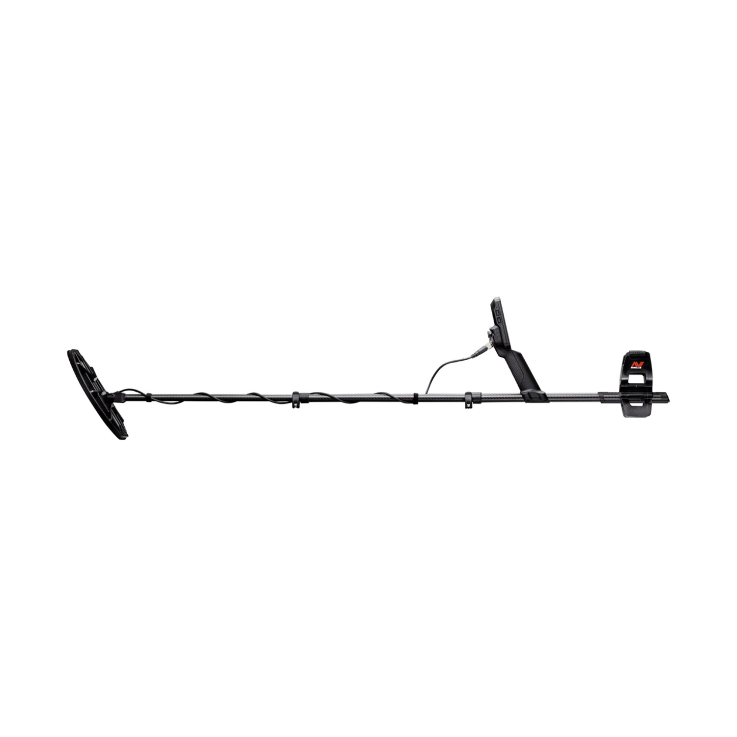 Un metal detector nero su sfondo bianco. Ha una bobina di ricerca circolare, una centralina e un'impugnatura.