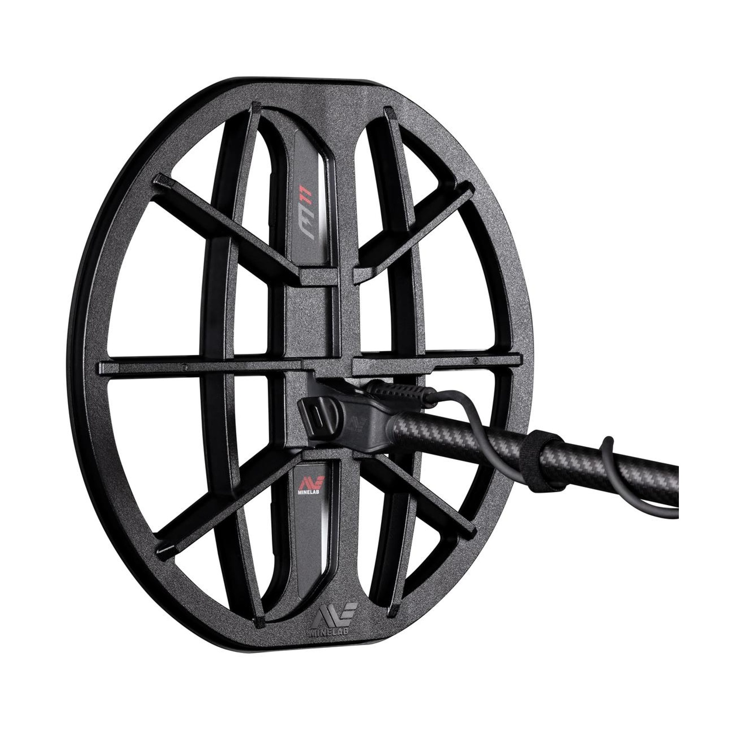 Una bobina nera per metal detector con mozzo centrale e raggi. Ha un manico nero e un logo Minelab.
