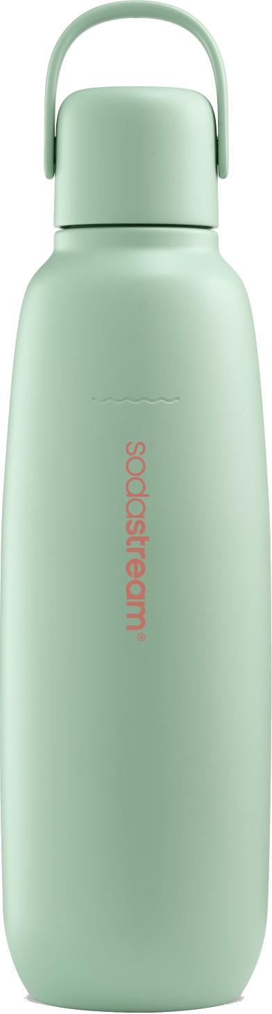 Une bouteille d'eau vert clair avec une poignée. Le logo SodaStream est imprimé en rouge verticalement.