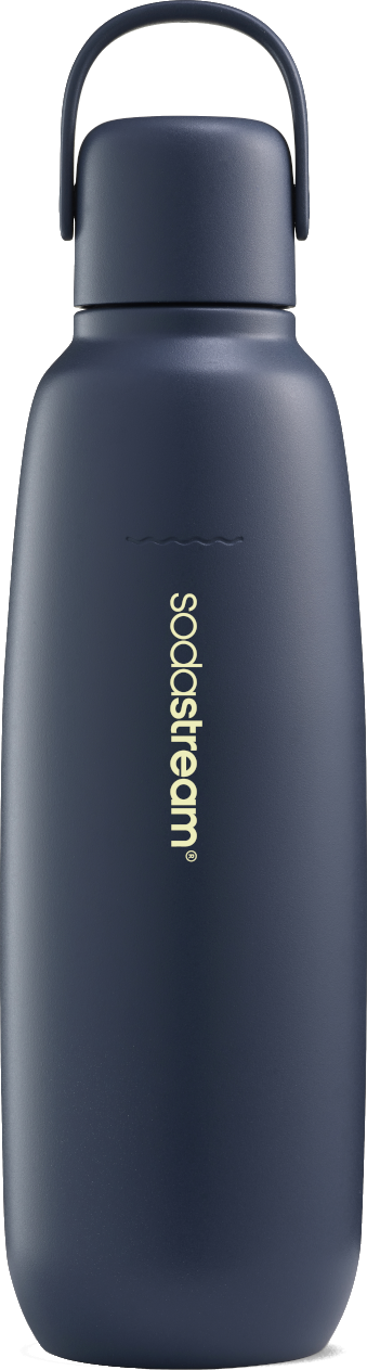 Une bouteille d'eau SodaStream bleu marine avec une anse. Le logo est crème. Le fond est noir.