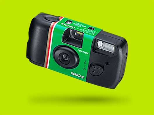 Czarny i zielony aparat Fujifilm QuickSnap, z lampą błyskową, na zielonym tle. Aparat jest lekko pochylony.