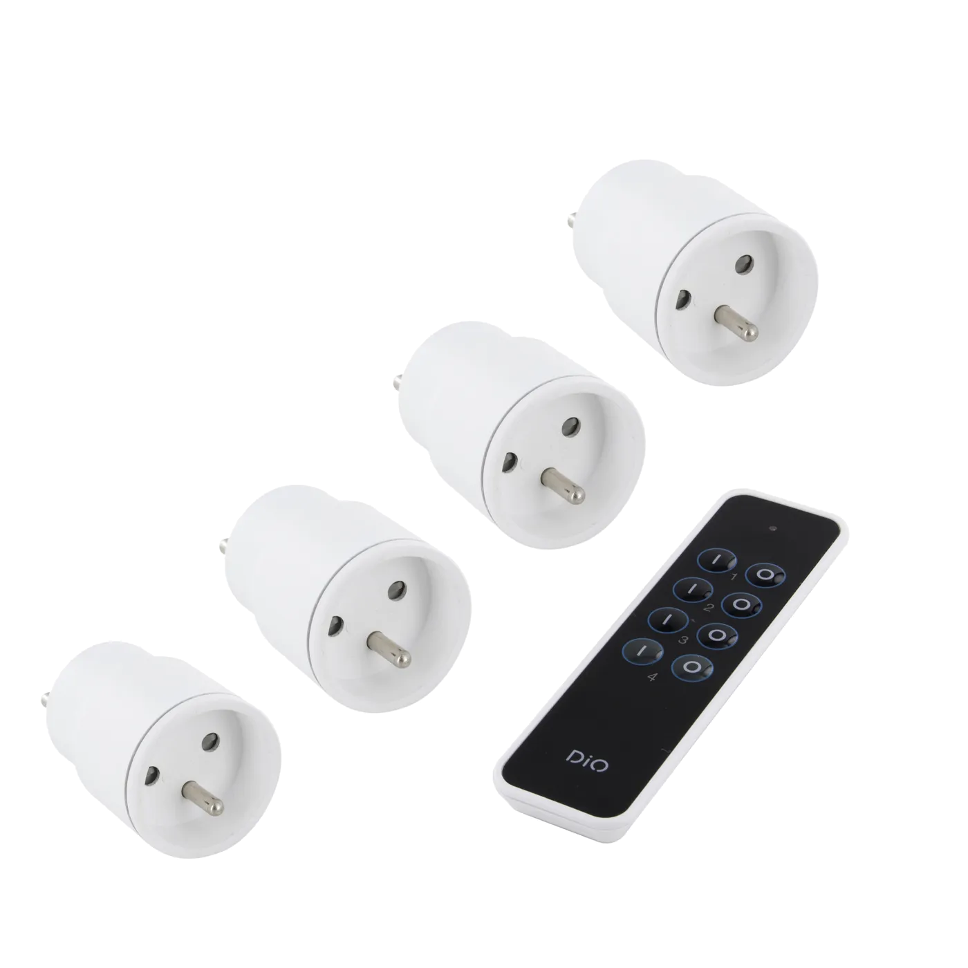 Quatre adaptateurs de prise blancs et une télécommande sur fond noir. La télécommande a des boutons.