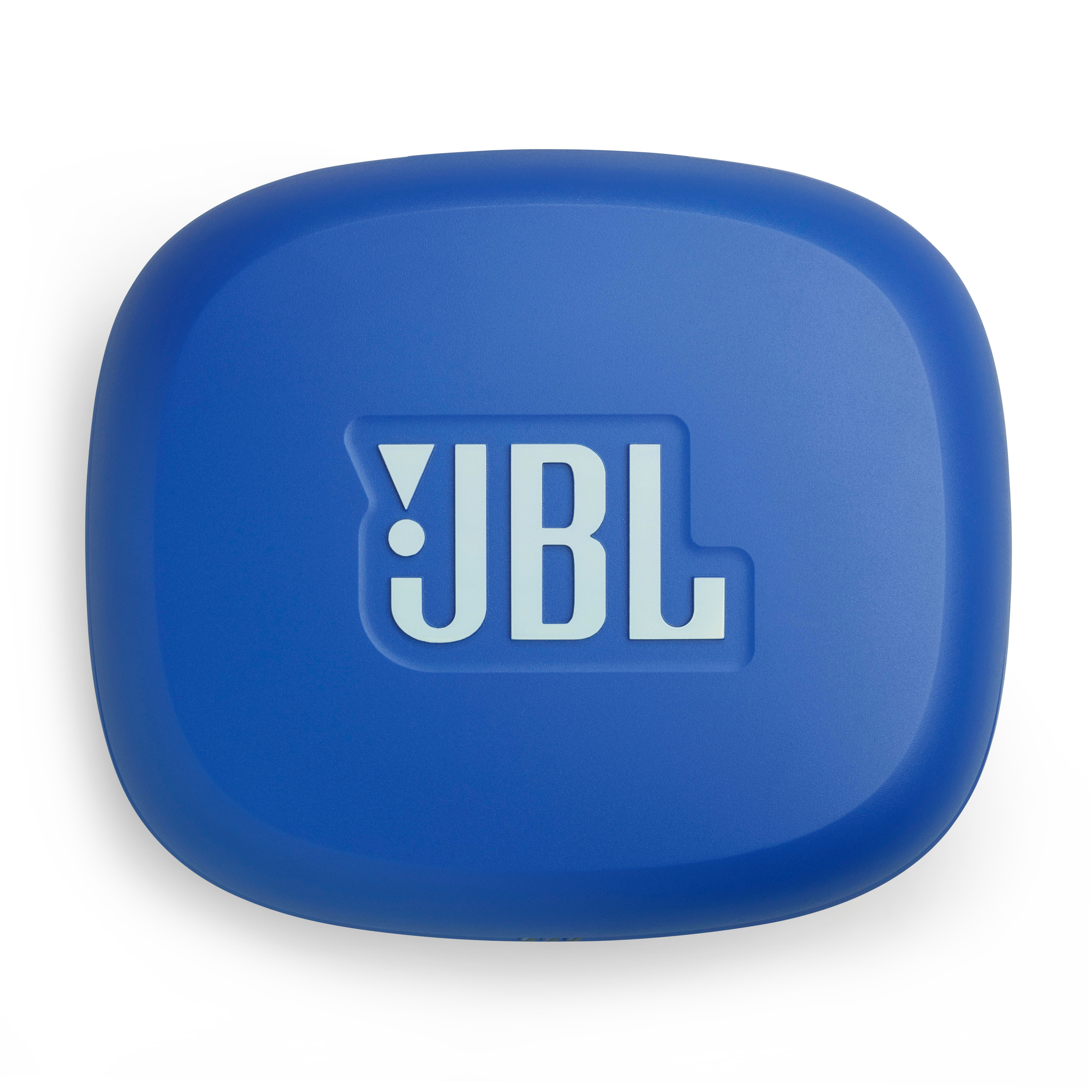 Blaues JBL-Lautsprechergehäuse. Das weiße JBL-Logo ist mittig oben. Der Hintergrund ist weiß.