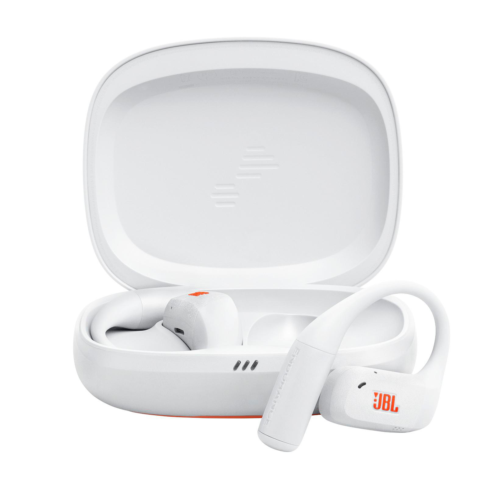 Weiße JBL Endurance Ohrhörer in einem weißen Ladekoffer. Der Koffer ist offen. Das JBL-Logo ist sichtbar.