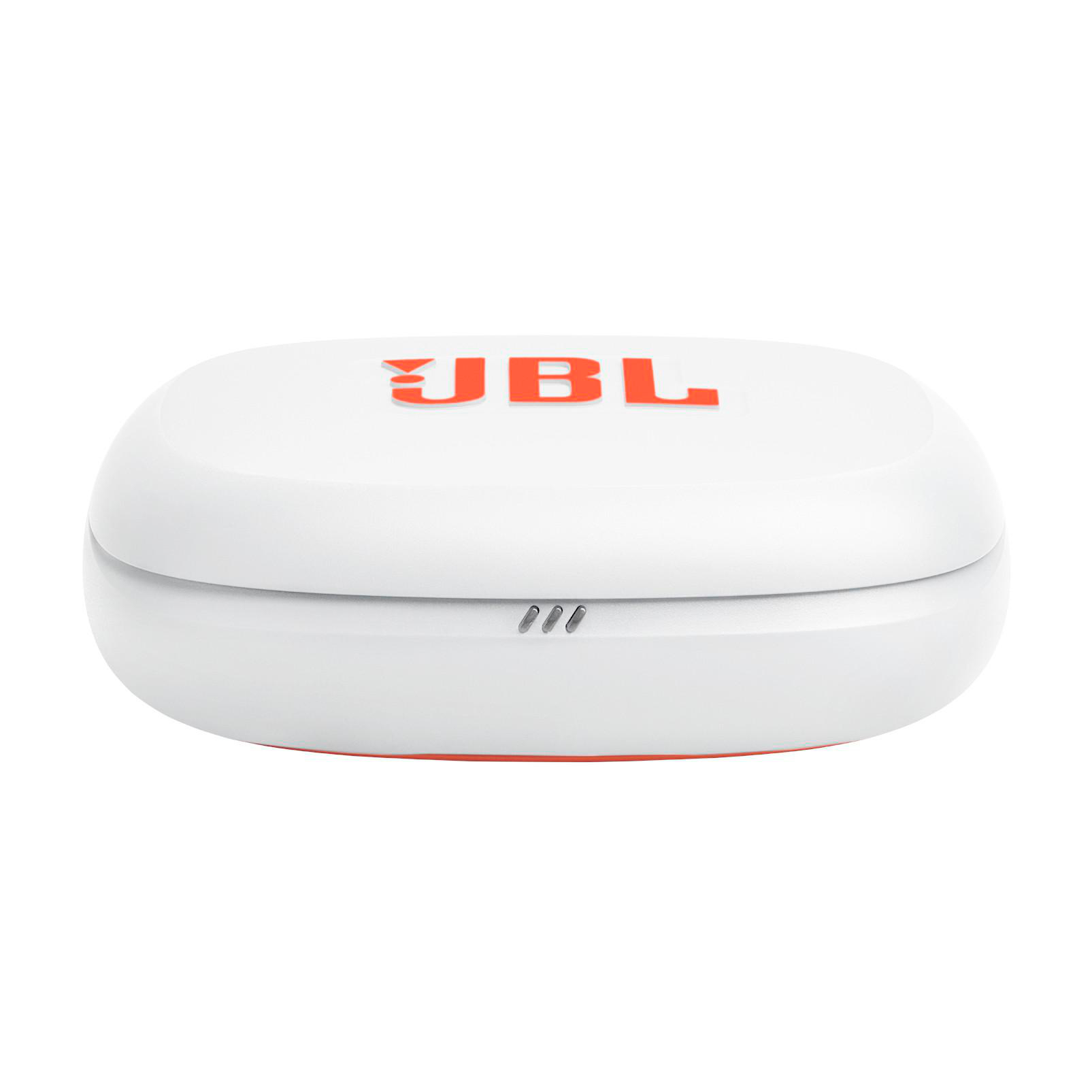 Ein weißes JBL-Kopfhörer-Etui mit orangefarbenen Akzenten. Das JBL-Logo befindet sich oben. Drei kleine Löcher sind sichtbar.