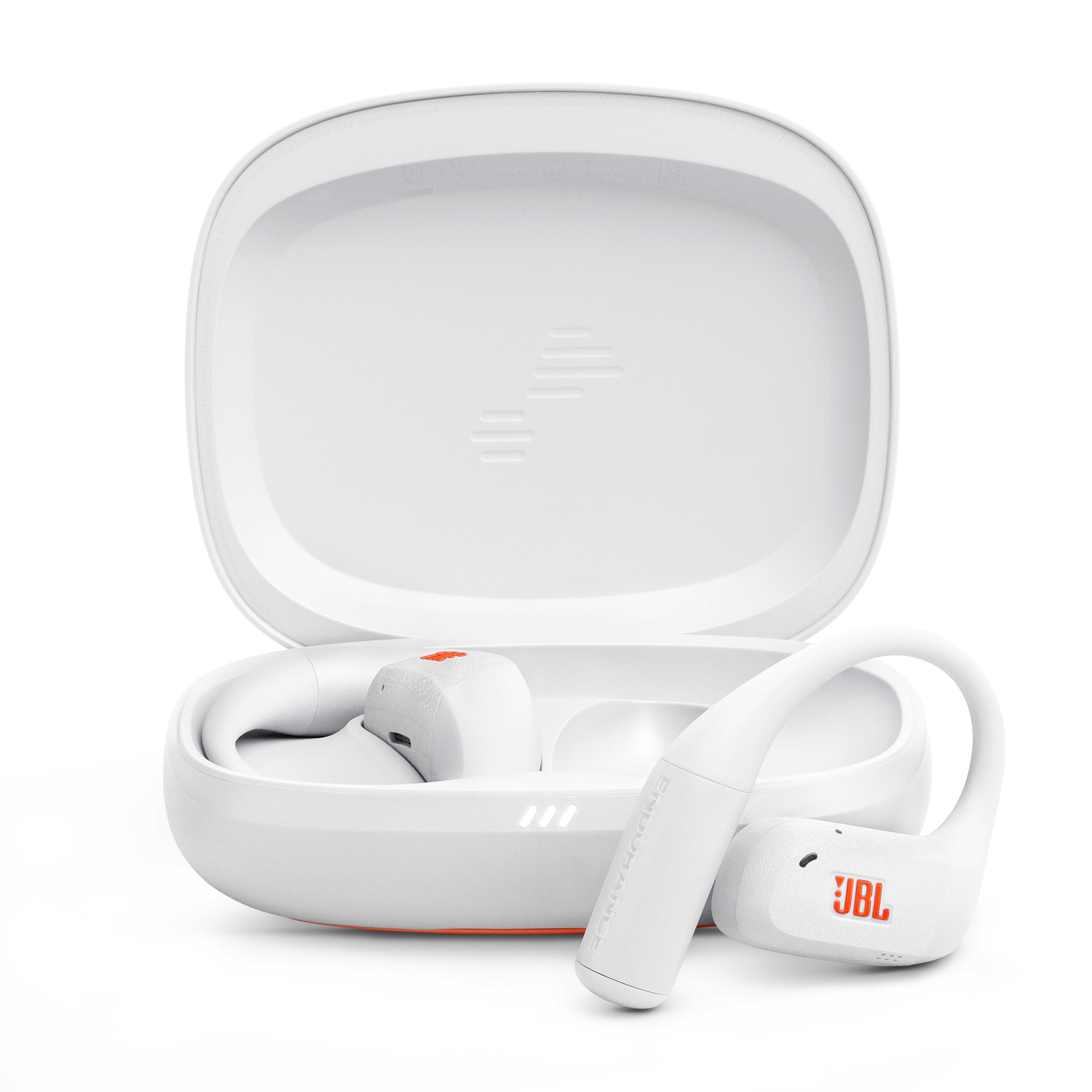 Weiße JBL-Kopfhörer und -Etui, ein Kopfhörer ist draußen. Orangefarbene Akzente. Weißer Hintergrund.