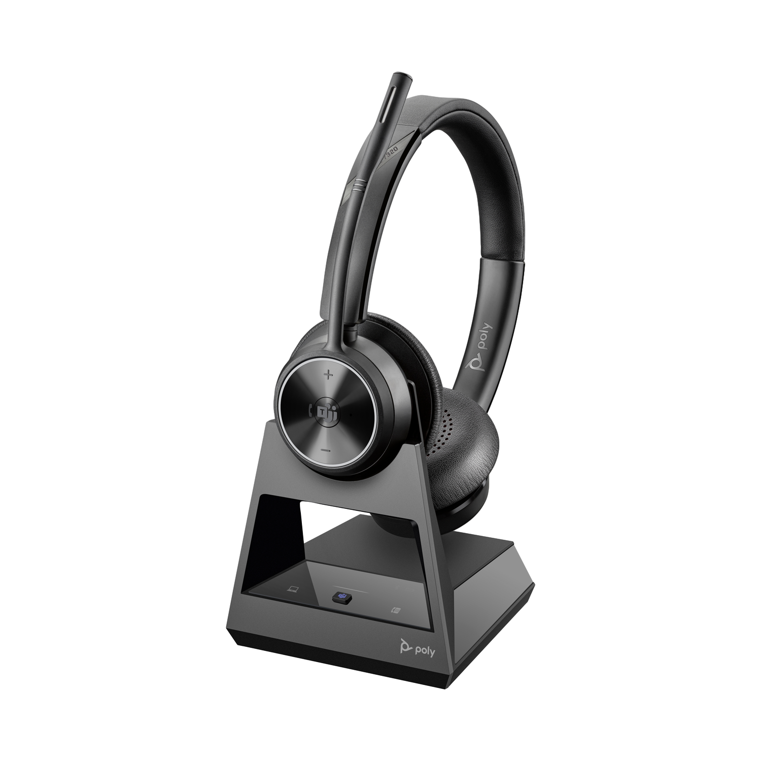 Een zwarte Poly-headset op een oplaadstandaard tegen een zwarte achtergrond. De headset heeft een microfoon en oorschelpen. De standaard heeft een oplaadpoort.