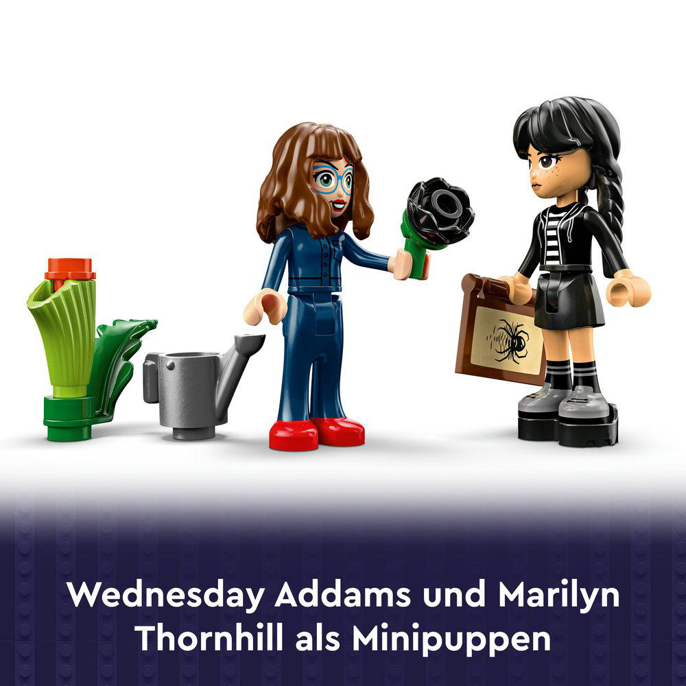 Zwei Lego-Figuren: Wednesday Addams und Marilyn Thornhill. Wednesday hält eine braune Schriftrolle. Thornhill hält eine grüne Blume.