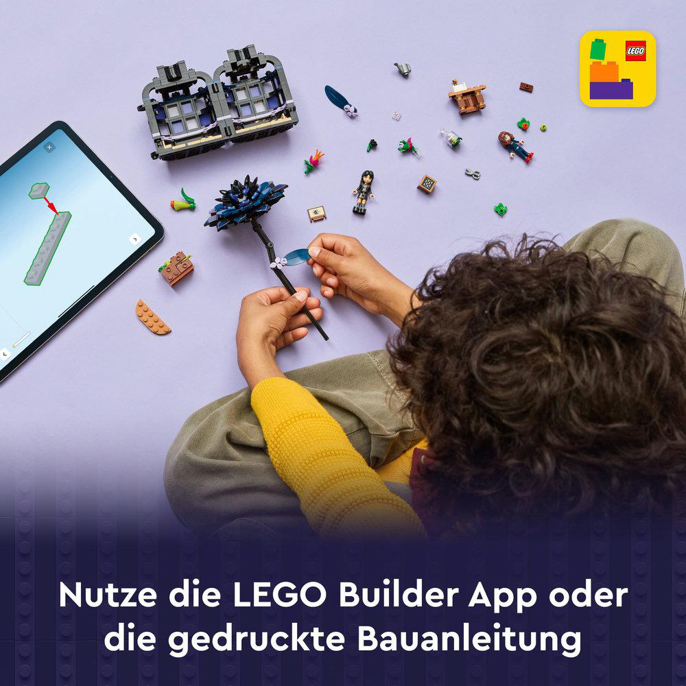 Eine Person baut mit LEGOs. Ein Tablet zeigt Anweisungen. LEGO-Teile sind verstreut. Ein LEGO-Logo ist in der Ecke.