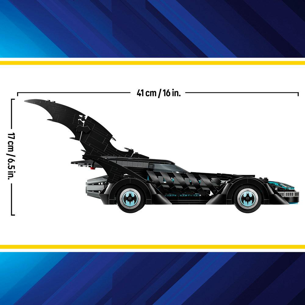 Ein schwarzes Spielzeug-Batmobil mit Markierungen. Es hat ein Fledermausflügel-Design und ein Batman-Logo auf den Rädern, vor weißem Hintergrund.