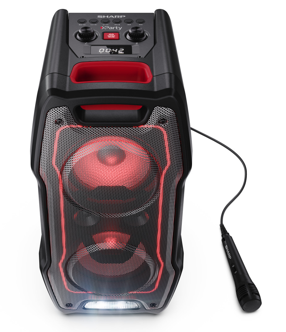 Czarny głośnik Sharp X-Party z czerwonymi akcentami i mikrofonem. Głośnik posiada wyświetlacz i panel sterowania.