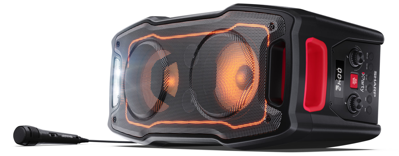 Czarny i czerwony głośnik Sharp X-Party z mikrofonem. Głośnik ma siatkowy przód, pomarańczowe światła i pokrętła sterowania.