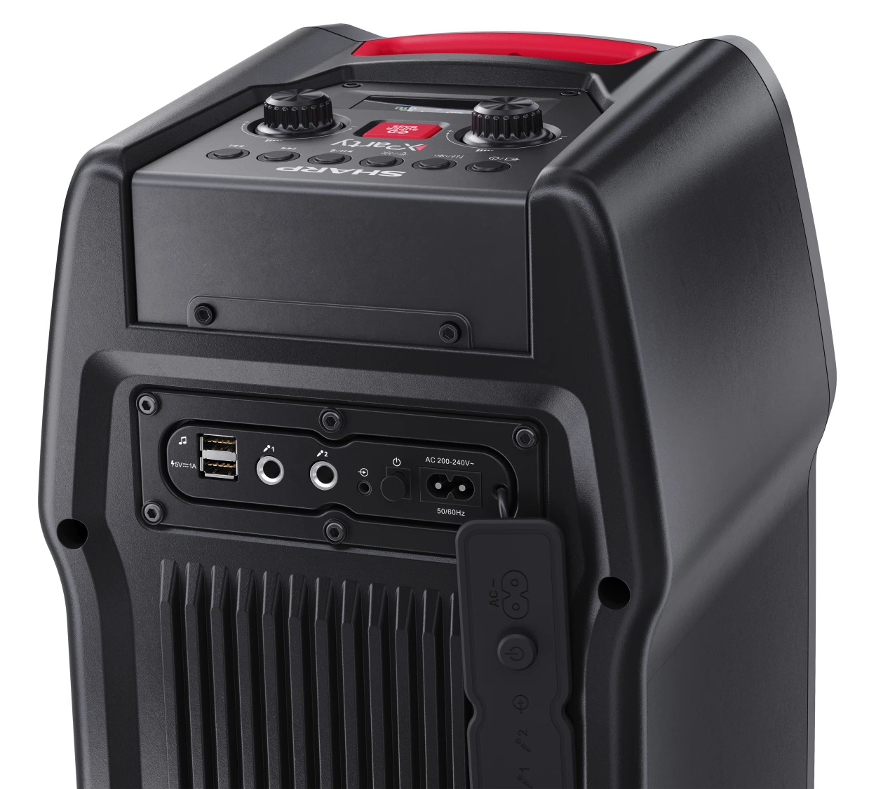 Czarny głośnik Sharp X-Party. Posiada czerwony uchwyt, panel sterowania z przyciskami. Porty USB, wejścia audio, złącze zasilania i pilot zdalnego sterowania.