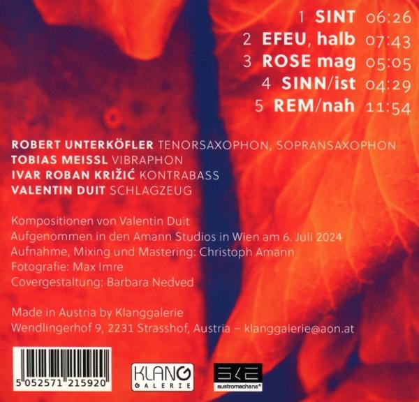 Albumcover mit Text, der Songtitel und Musikernamen über einem roten und orangen abstrakten Hintergrund auflistet.
