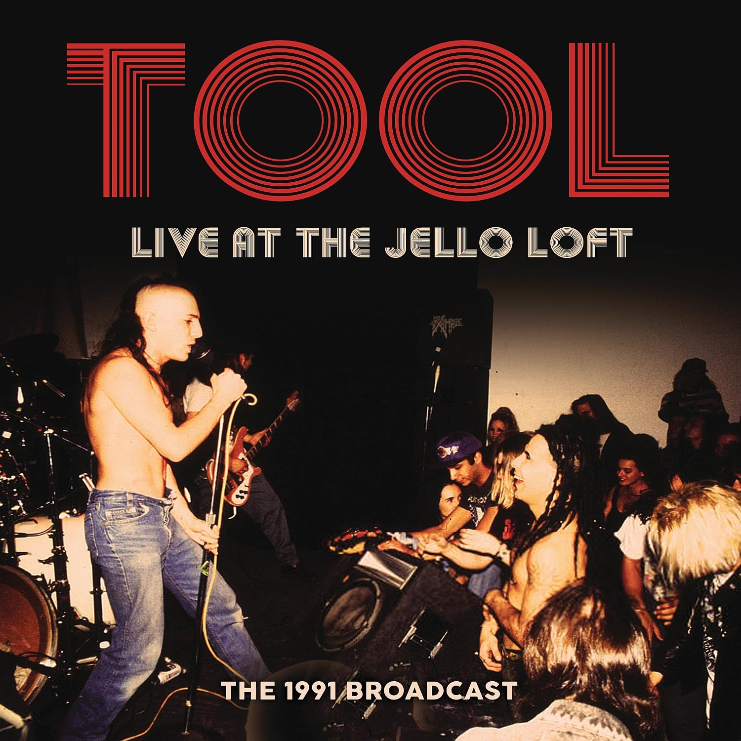 A Tool 'Live at the Jello Loft' című albumának borítója. A zenekar élőben a színpadon, közönséggel. Szöveg: TOOL, LIVE AT THE JELLO LOFT, THE 1991 BROADCAST.