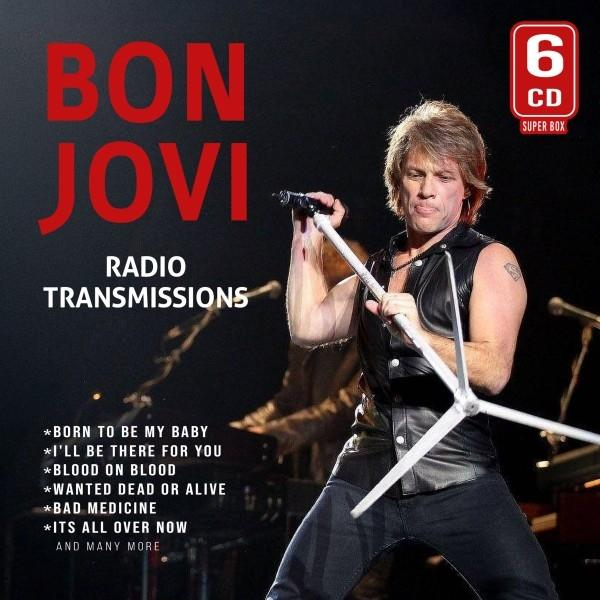 Bon Jovi a színpadon, mikrofont tart. A 'Radio Transmissions' album borítója a dalcímekkel. A sarokban egy CD-box.