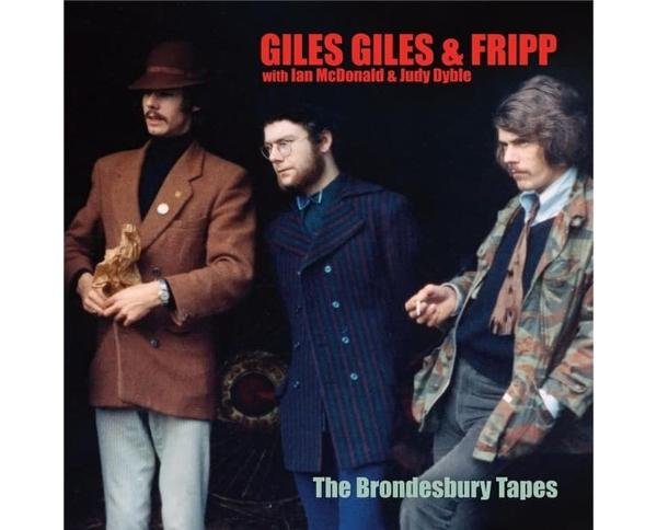 Három férfi vintage ruhában. Az egyik papírtasakot tart, a másik dohányzik. A "Giles Giles & Fripp" című album borítója.