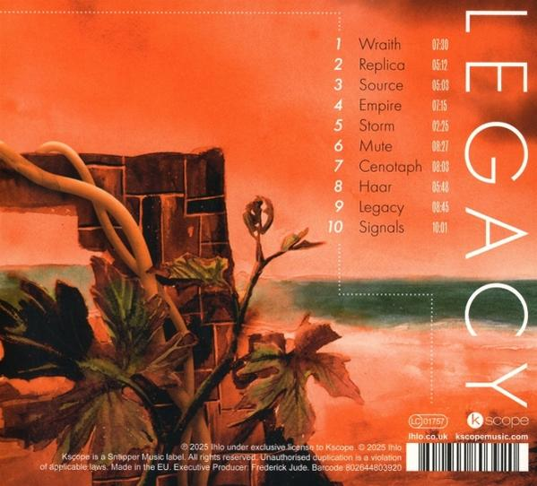 Albumcover mit orangefarbenem Hintergrund, brauner Ziegelstruktur, grünen Blättern und einer Liste von Titeln. Titel: LEGACY.