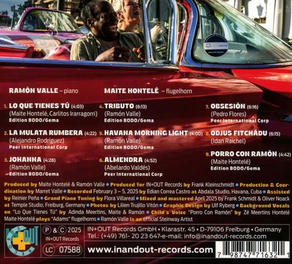 Ein Mann und eine Frau in einem roten Auto lachen. Das Foto stammt von einem Albumcover mit Songtiteln.