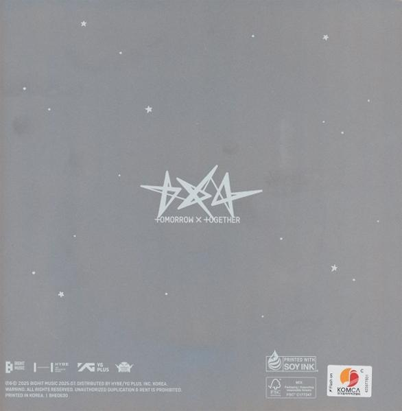 Grauer Albumcover mit dem Gruppennamen TXT und Sternen. Text unten enthält rechtliche und Druckinformationen.