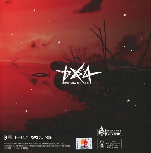 Roter Himmel mit Sternen, weißes TXT-Logo und Text „TOMORROW X TOGETHER“. Dunkle Silhouette von Land und kahlen Ästen.