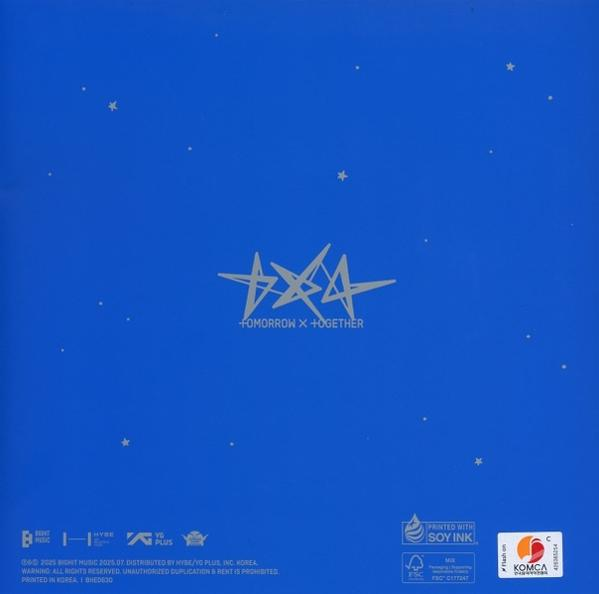 Blauer Hintergrund mit weißen Sternen. Das Logo für TXT - TOMORROW X TOGETHER. Text am unteren Rand. Gedruckt mit Sojatinte.