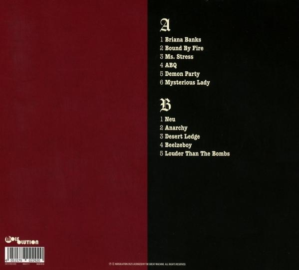Albumcover mit roten und schwarzen Abschnitten. Auflistungen von Titeln auf der schwarzen Seite. Ein Barcode und Logo befinden sich unten links.