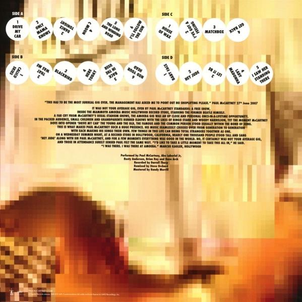 Plattencover mit Songtiteln, Künstlerinfos und verschwommenem Bild. Enthält Text und kreisförmige Songtitel.