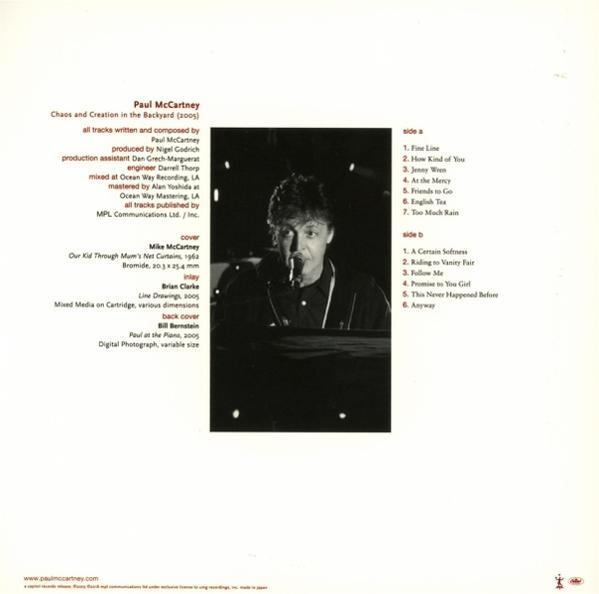 Albumcover von Paul McCartney. Enthält ein Schwarz-Weiß-Foto von Paul mit Text links und rechts.