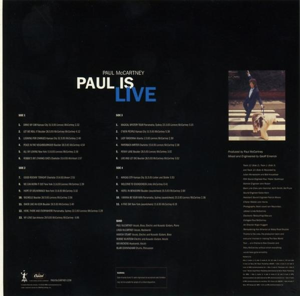Albumcover für Paul McCartneys 'Paul Is Live'. Enthält Text, ein Foto von McCartney und einem Hund auf einem Zebrastreifen.