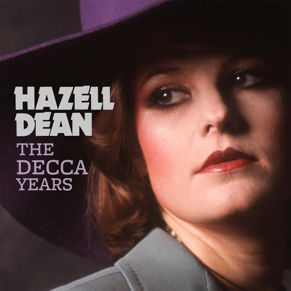 Albumcover: Hazell Dean mit lila Hut, Text überlagert: Hazell Dean, The Decca Years. Die Frau schaut in die Kamera.