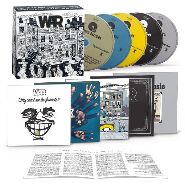 Ein CD-Box-Set mit dem Titel "WAR". Es enthält CDs, Albumcover und ein Booklet. Die Box-Art ist eine Schwarz-Weiß-Illustration.